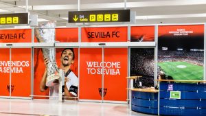 Affichage publicitaire traditionnel du Sevilla FC face au marketing expérientiel.