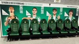 Installation de marketing expérientiel par le Real Betis à l'aéroport de Séville.