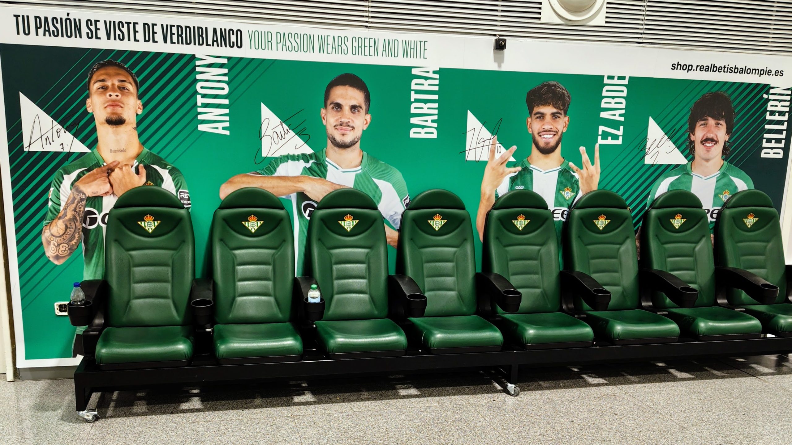 Installation de marketing expérientiel par le Real Betis à l'aéroport de Séville.
